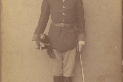 Ein uniformierter Mann mit Säbel