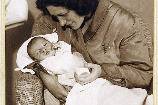 Eine Frau hält ihr Baby in den Armen