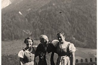 Ein Vater mit seinen zwei Töchtern