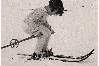 Ein kleines Mädchen fährt Ski