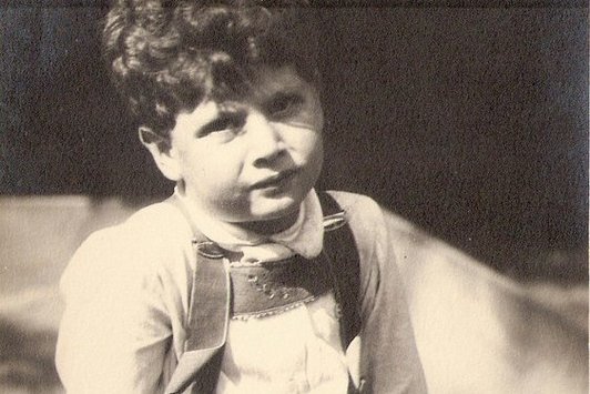 Ein Foto eines jungen Buben in Lederhose