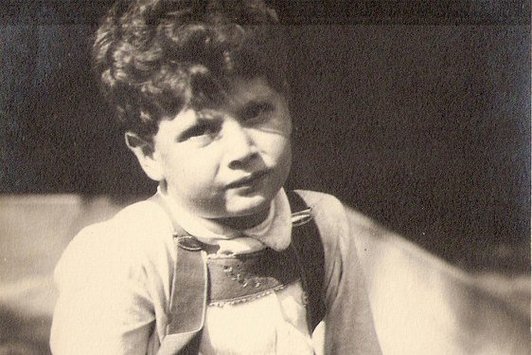 Ein Foto eines jungen Buben in Lederhose