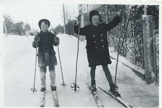 Zwei junge Kinder fahren Schi