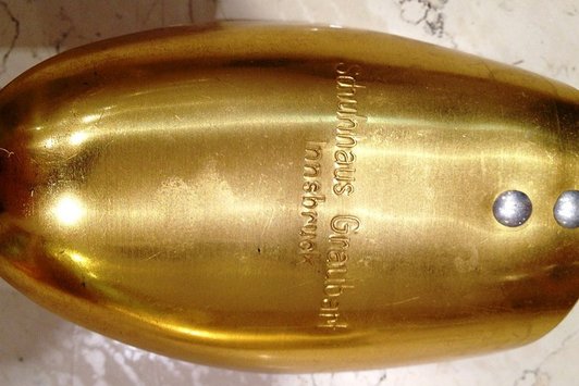 Nahaufnahme eines vergoldeten Schuhspanners