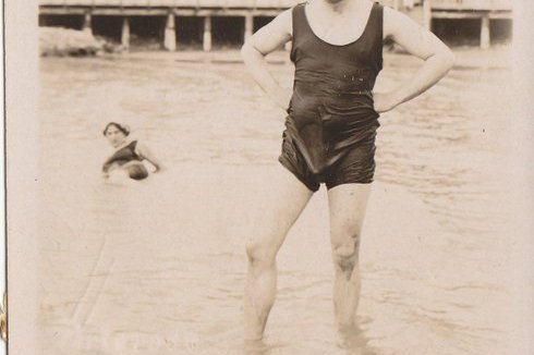 Ein Mann im Badeanzug