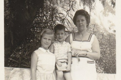 Eine Mutter mit zwei Kindern