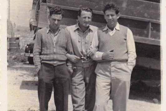 Drei Kollegen werden fotografiert