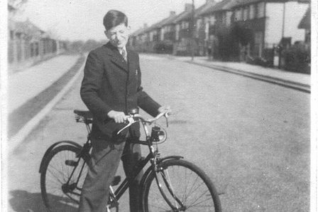 Ein junger Mann auf einem Fahrrad