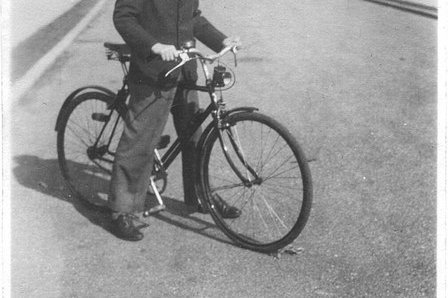 Ein junger Mann auf einem Fahrrad