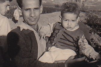 Ein älter Herr mit einem Kleinkind im Arm