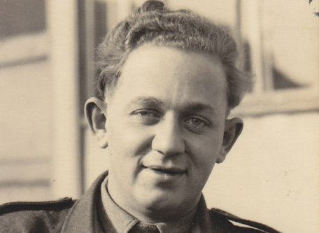 Ein Mann in Soldatenuniform