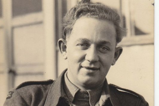 Ein Mann in Soldatenuniform