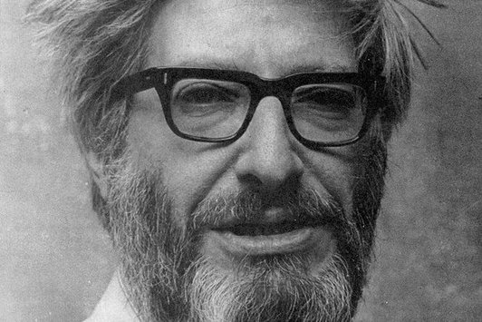 Portrait eines älteren Herrn mit dichtem Bart und Brille