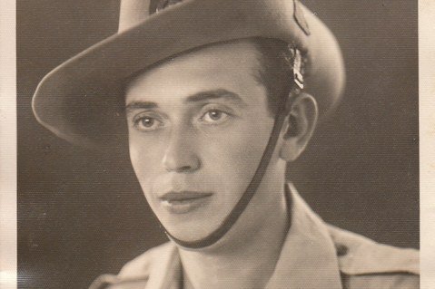 Ein junger Mann in Uniform, er trägt einen Hut