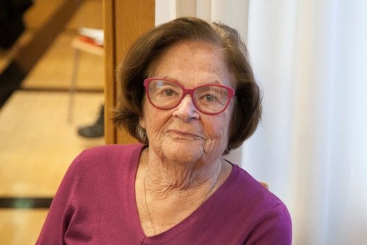 Eine ältere Dame ist zu sehen