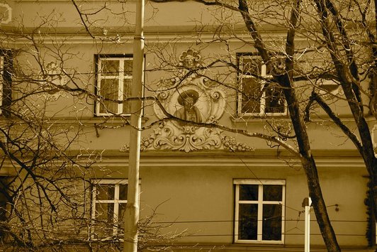 Außenfassade eines Hauses, an dieser ist ein Fresko von Andreas Hofer zu sehen