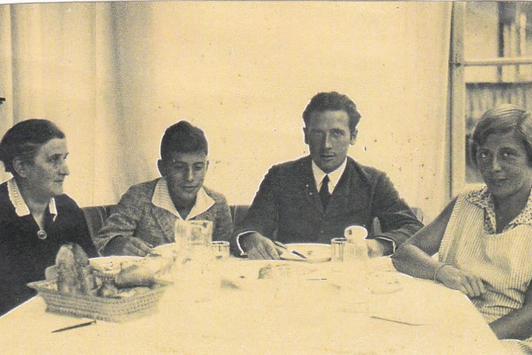 Eine Familie sitzt zu Tisch