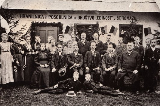 Eine große Gruppe Menschen steht vor einem Kulturverein