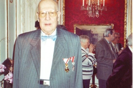 Ein älterer Herr bei der Verleihung des Ehrenzeichens der Republik Österreich