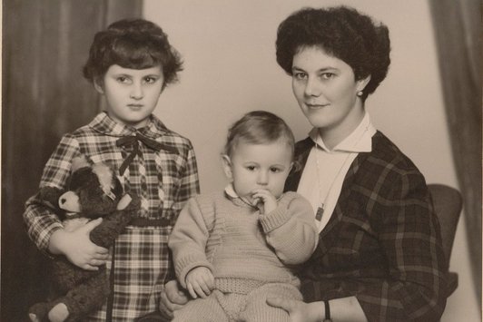 Eine Dame mit zwei Kindern