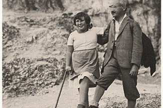 Ein Mädchen mit ihrem Vater beim Bergsteigen