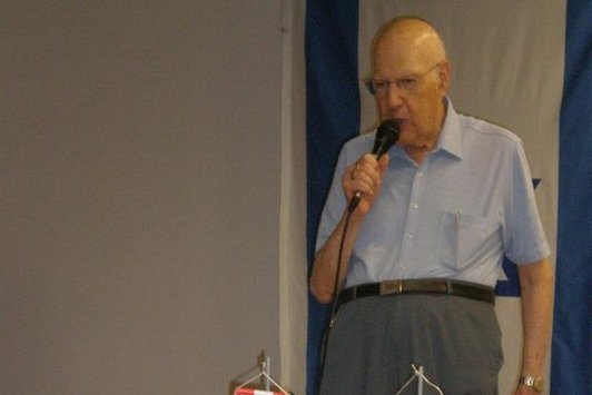 Ein älterer Herr spricht in ein Mikrofon