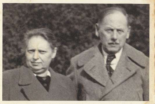 Ein Foto eines älteren Herrn und einer älteren Dame 