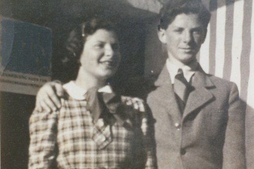 Zwei junge Menschen, Schwester und Bruder, posieren für ein Foto