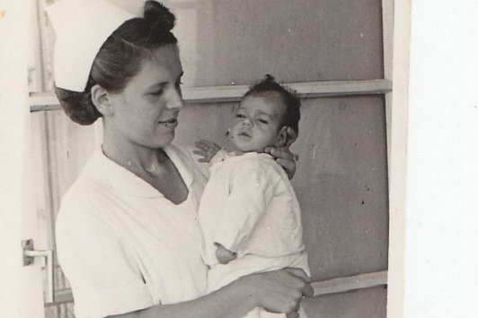 Eine Krankenschwester hält ein Baby