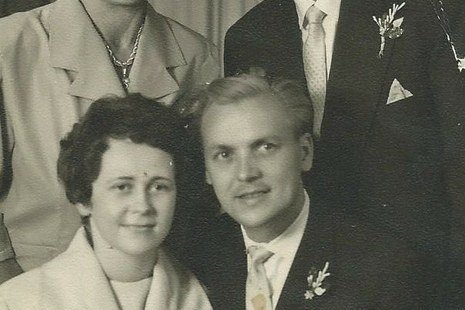 Ein Foto von vier Personen in Ausgangskleidung