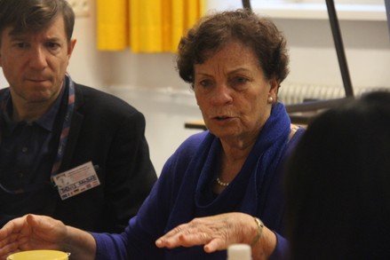 Eine ältere Dame gestikuliert