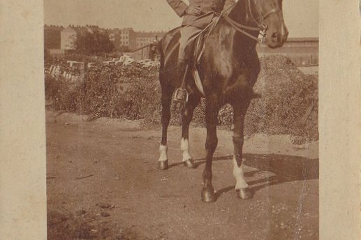 Ein uniformierter Mann auf einem Pferd