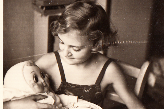 Ein junges Mädchen mit einer Puppe