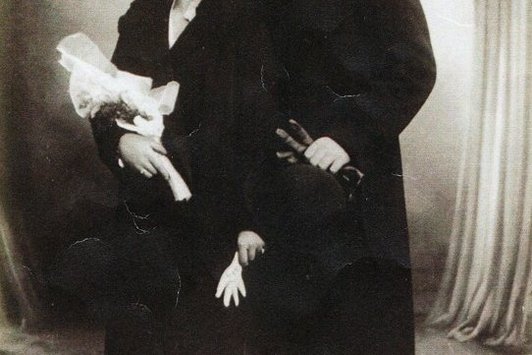 Ein Foto, in dem eine Frau und ein Mann gemeinsam zu sehen sind