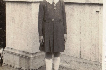 Ein junges Mädchen in einem Park