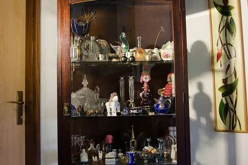 Ein Foto eines Geschirrschrankes