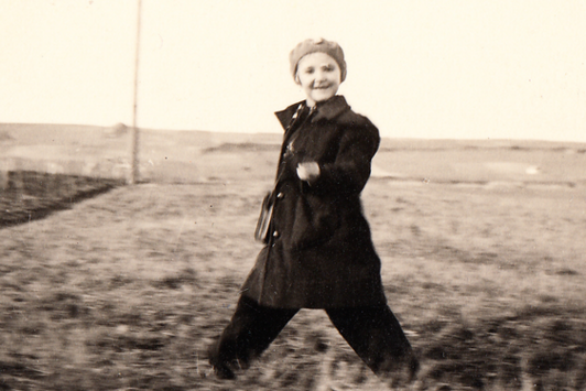 Ein Foto eines jungen Mädchens im Feld