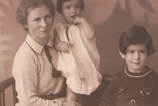 Foto einer Haushälterin mit zwei Kleinkindern