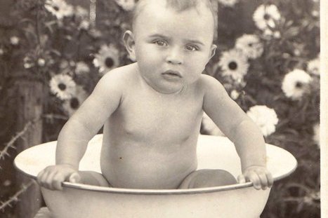 Ein Baby in einer Waschschüssel