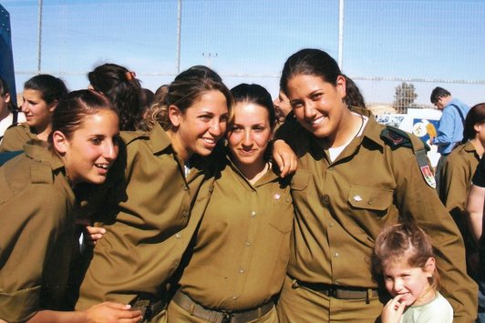Mehrere junge Frauen in IDF-Uniform