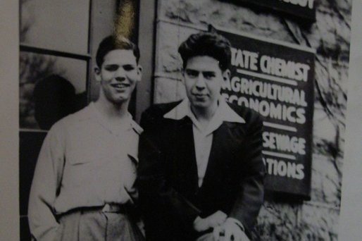 Zwei Studenten vor einem mikrobiologischem Institut