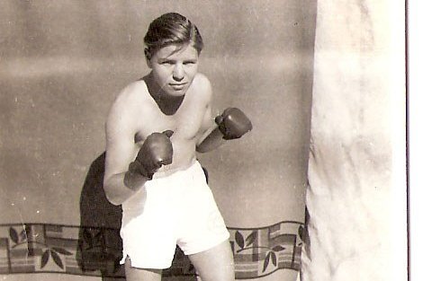 Ein junger Mann als Amateurboxer