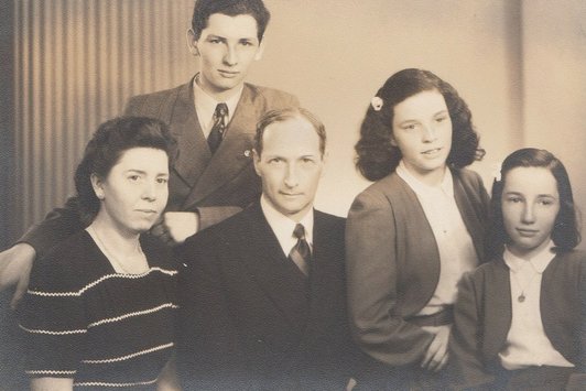 Ein Foto von fünf Personen