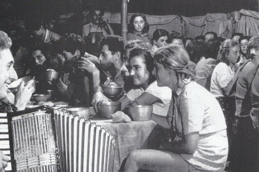 Shemuel Katz spielt Akkordeon in einem Flüchtlingslager in Zypern