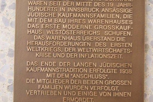Gedenktafel zur Erinnerung an die ehemaligen Besitzer im Erdgeschoß des Kaufhauses Tyrol 2011