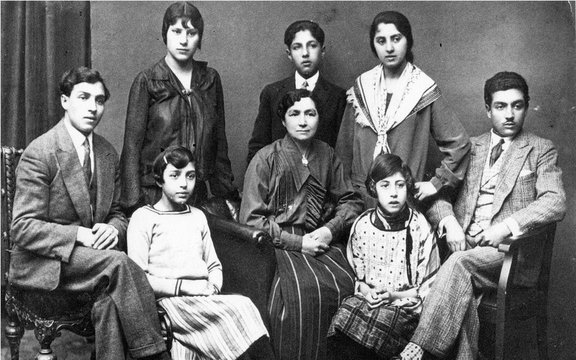 Der Sinto Max Bamberger - rechts - im Kreise seiner Familie auf einem Foto im Jahre 1935.