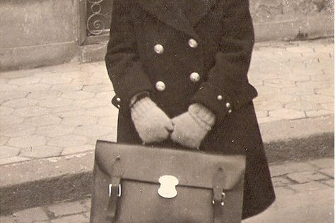 Ein junges Mädchen mit Schulranzen 