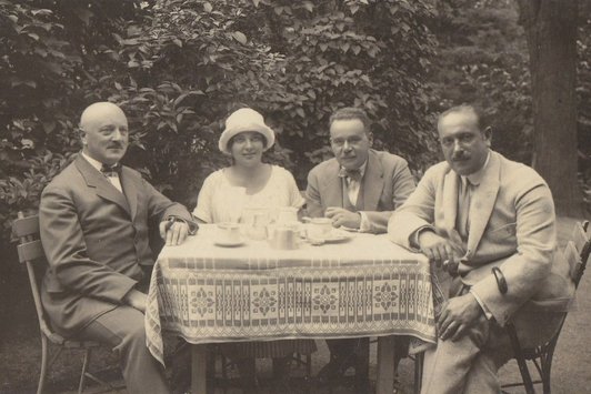 Vier Personen sitzen zu Tisch