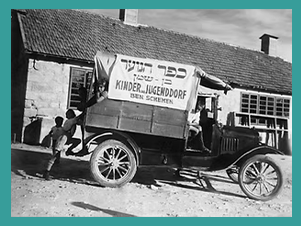 Am Transportauto ist der Name des Jugenddorfes auf Hebräisch und Deutsch angebracht, Ben Schemen 1937.