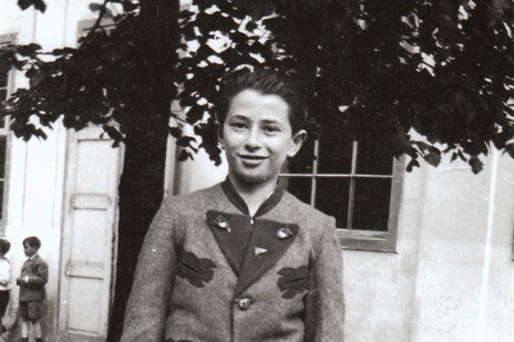 Junger Bursch in Lederhose